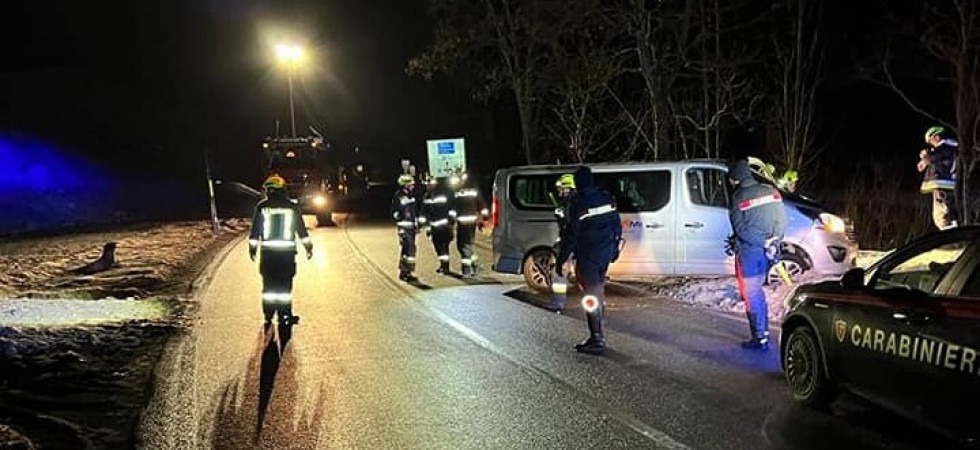 Perde il controllo del pulmino, esce di strada e rimane intrappolato nella neve